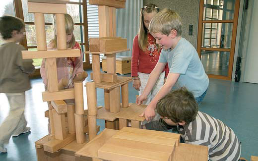Kinder bauen eifrig mit den Bauteilen aus dem CUBITO-Baukasten