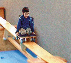 Bewegungsbaustelle mit Rollbahn im Kindergarten