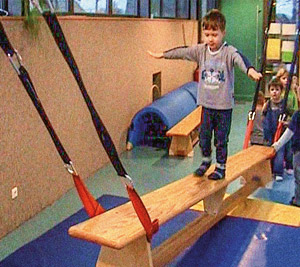 Bewegungsbaustelle mit hängender Schaukelbank im Kindergarten