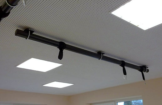 Zwei LOQUITO-Schaukelrohre direkt an der Decke angebracht