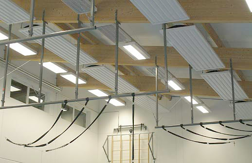 Düren | Cornetzhofschule (heute Nikolaus-Schule) | 2010 — Tief abgehängtes LOQUITO-Rohrsystem an Holzbindern mit zusätzlicher Seilverspannung