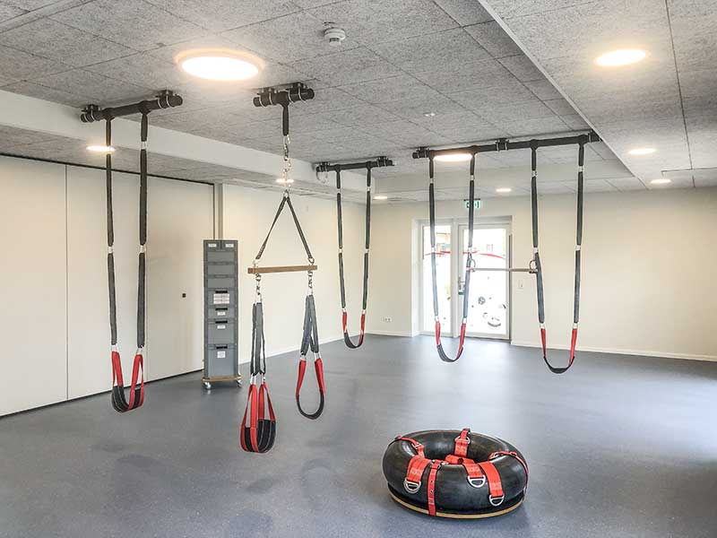 Bad Essen | Kita Arche Noah Eielst&auml;dt | 2025 — LOQUITO-Rohrsystem f&uuml;r vier Aktionszonen im abgesetzten, raumeinschr&auml;nkenden Deckenbereich erm&ouml;glicht durch p&auml;dagogische Vorplanung eine maximale Bewegungsvielfalt