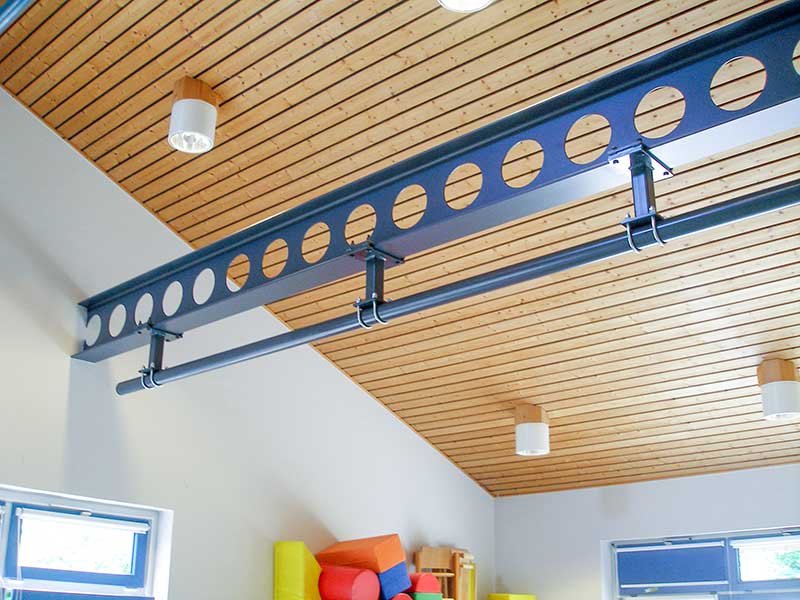 Bad Essen | Kindergarten Wittlage | 2022 — Fachp&auml;dagogische Raumplanung erm&ouml;glichte durch den nachtr&auml;glichen Einbau eines IPE-Lochtr&auml;gers f&uuml;r R&auml;ume mit hohen Decken das Schaukeln innerhalb geringer Raumgrenzen