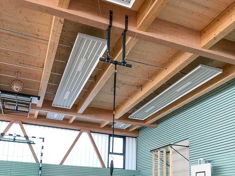 unterhalb von horizontal verlaufenden Holzbindern