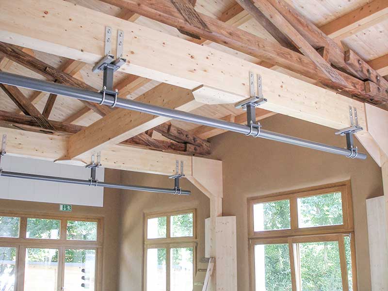 Delbr&uuml;ck | KSB-Kita im Bewegungswerk | 2021 — LOQUITO-System an neuer Holzkonstruktion in historischer Werkhalle mit Befestigungseisen im Sporthallen-Standard mit L-Eisen und Untergurten