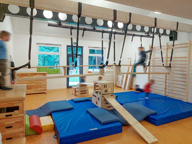 Elze | Ev.-luth. Kita Peter und Paul | 2024 — Einbau eines IPE-Lochtr&auml;gers mit LOQUITO-Rohr als Erg&auml;nzung zum Holzbalken erm&ouml;glicht die Verbindung der Bewegungsanl&auml;sse