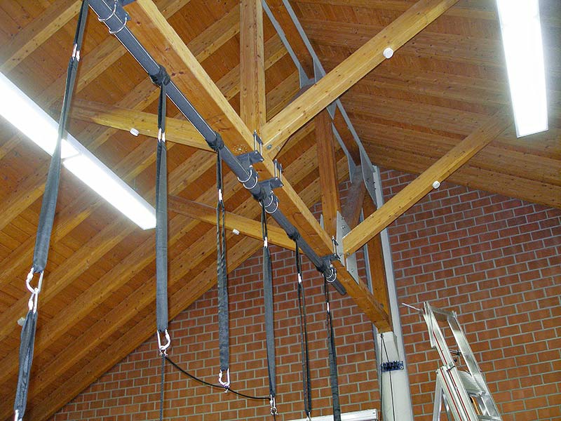 Euskirchen | Hans-Verbeek-Schule | 2018 — Rohrsystem im Dachstuhl – Herausforderung: Positionierung der Schaukelanlage mit gleichen Abständen der Seile unter Berücksichtigung der statischen Vorgaben
