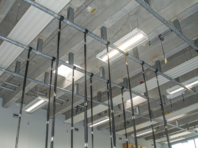 Frechen | Paul-Krämer-Schule | 2005 — Die spezifische Anordnung der Seile ermöglicht die Verbindung zu vorhandenen Einbaugeräten.