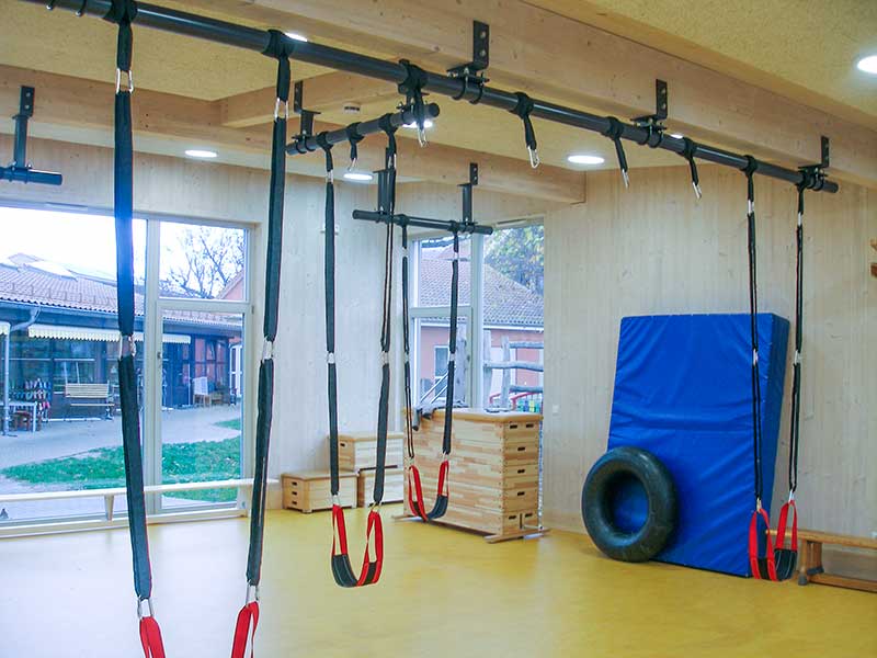 Rheinzabern | Kindergarten Faustina | 2023 — Spezifische Anordnung der LOQUITO-Deckenger&auml;te unterhalb abgestufter Balkenlage an schr&auml;g verlaufender Dachform