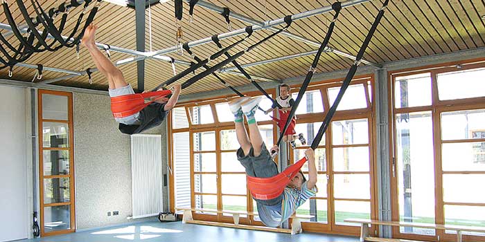 Innovative Bewegungsbaustelle mit Rohrkonstruktion für Schaukeln