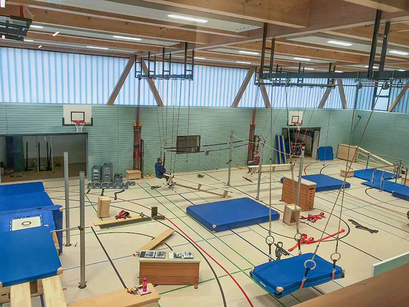 Wiesbaden | Campus-Sporthalle Klarenthal | 2019 — Bewegungsp&auml;dagogisches Raummodell mit LOQUITO-Einpunktschaukel am LOQUITO-Rohrsystem, LOQUITO-Multischaukeln, LOQUITO-Hochsteg und LOQUITO-Barrenanlage. Die Stationen lassen sich zu einem Gesamt-Ensemble verbinden.
