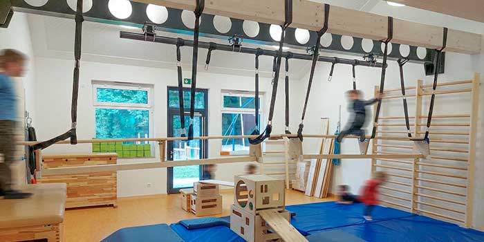 Action an der Bewegungsbaustelle im Sportraum der Kita