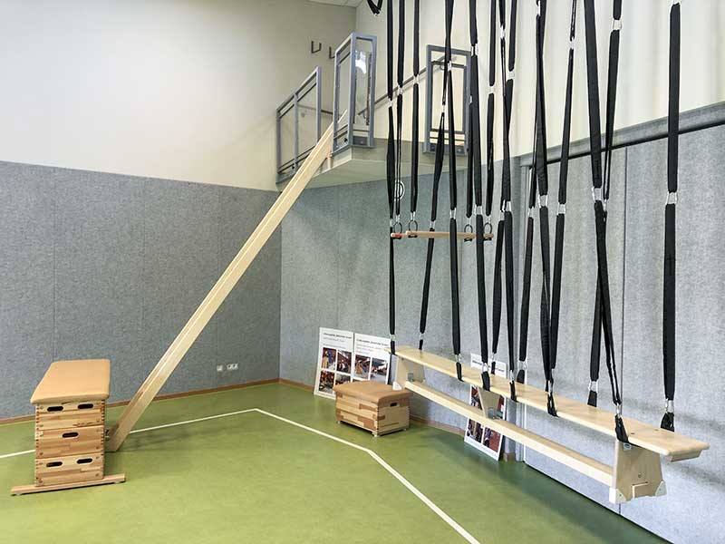 Plattformen werden mit Kästen, Bänken oder Leitern erobert