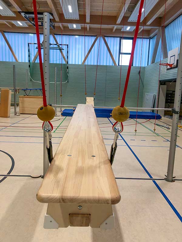 Installationen „Reck/Ringe“ für Balancier- und Klettersteige