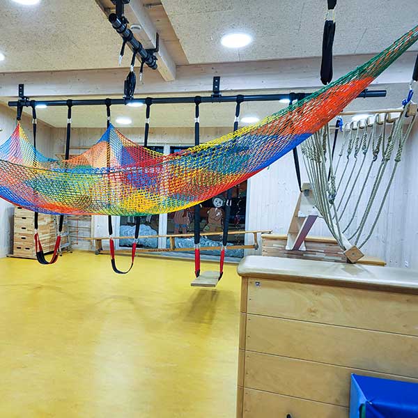 Schaukelrohre mit gespanntem Netz im Kindergarten